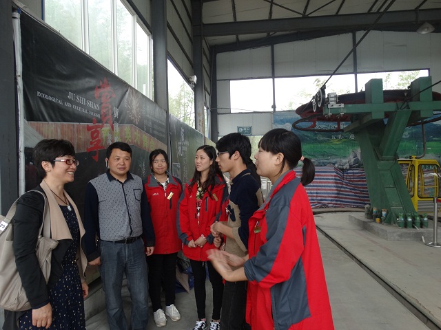 看望实习学生,听取改进意见 看望实习学生,听取改进意见